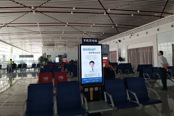 襄阳机场T2航站楼候机厅灯箱广告-拷贝.jpg